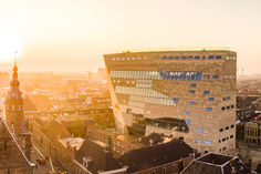 Sliding door systems for inclined façades at Forum Groningen