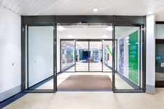 Automatic sliding door Slimdrive SL-FR in the Röther fashion park in Villingen