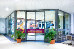 Automatic sliding door Slimdrive SL-FR in the Röther fashion park in Villingen