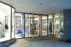 Automatic sliding door drive Slimdrive SL with integrated all-glass system at Krämaren shopping centre in Örebro, Sweden