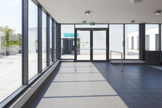 Overhead door closer with guide rail TS 5000 L-ISM, installed at City Point in Fürstenfeldbruck.