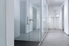 Static glass partition walls