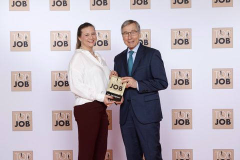 GEZE Geschäftsführerin Sandra Alber nimmt „Top Job“-Auszeichnung als Top-Arbeitgeber von Wirtschaftsminister A.D. Wolfgang Clement entgegen