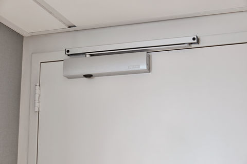 Ferme-porte TS 5000 SoftClose sur une porte de chambre