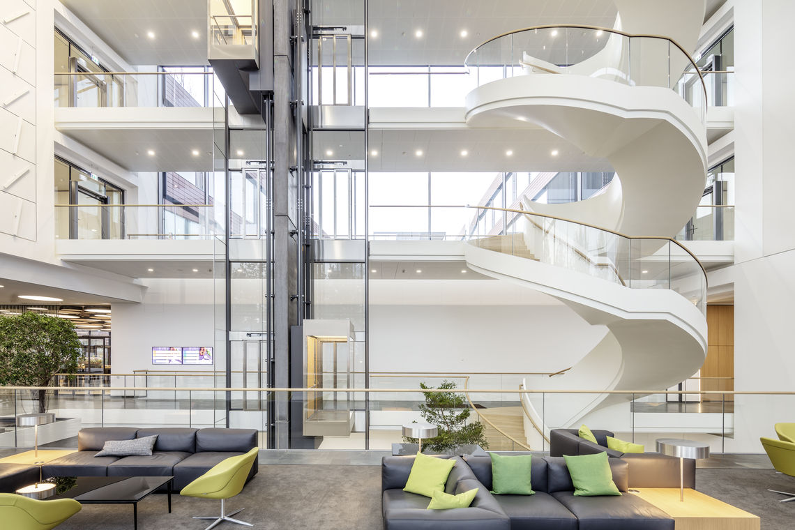 Free-standing spiral staircase in the IT campus foyer. Photo: Jürgen Pollak for GEZE GmbH