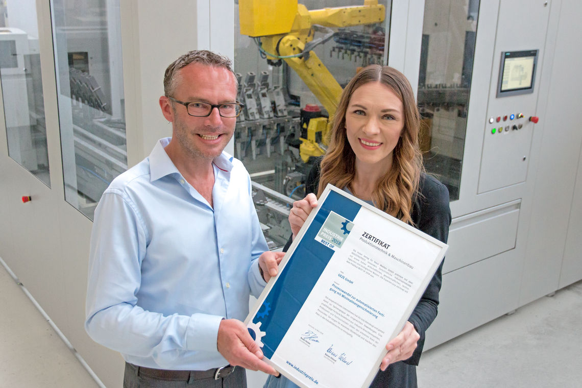 Marc Alber, GEZE Technology Director, y Jasmina Brenner, Production Planning Project Manager con el certificado "Industry Prize 2018". Foto: GEZE GmbH