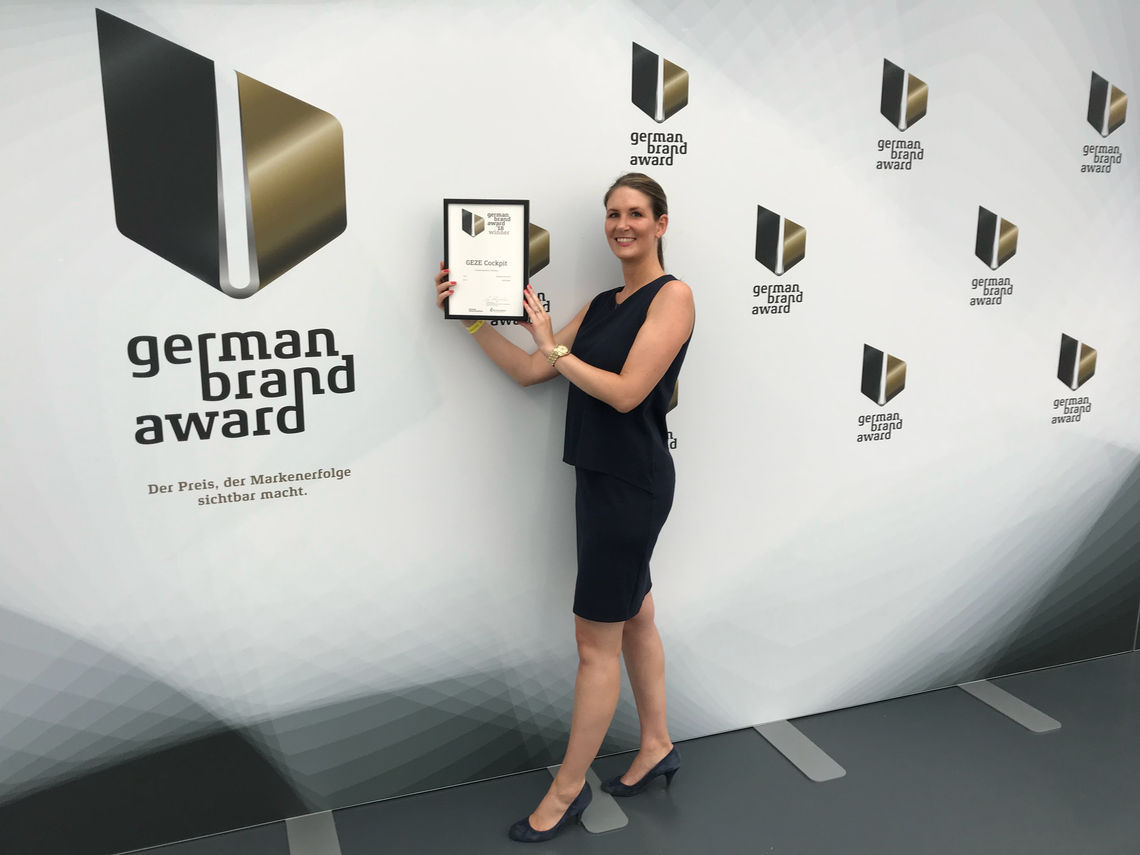अंतर्राष्ट्रीय मार्केटिंग सेक्टर की डिप्टी प्रबंधक, एंजेला स्टाइबर ने जर्मन ब्रांड अवॉर्ड स्वीकार किया। फ़ोटो: GEZE GmbH