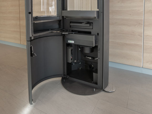 The automated swing door drive is intgrated invisibly in the wood-burning stove.