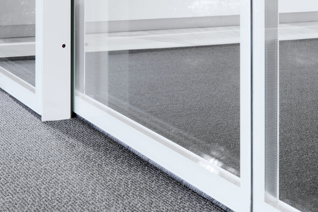 Photoelectric barrier GZ 470 to GEZE sliding door Comfortably secured and almost invisible. With GEZE photoelectric barriers, sliding doors remain active throughout the walk.
