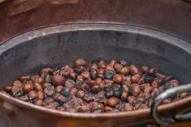 Frisch geröster Maroni Duft liegt in der Luft Auch für leckeren Gaumenschmauß ist gesorgt. Heiße Maroni sorgten für winterlichen Genuß. 