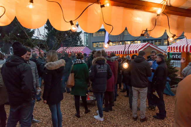 Großer Andrang der  Mitarbeiter Wie von einem öffentlichen Weihnachtsmarkt gewöhnt, war an den Ständen einiges los. Immerhin gab es viel zu probieren.