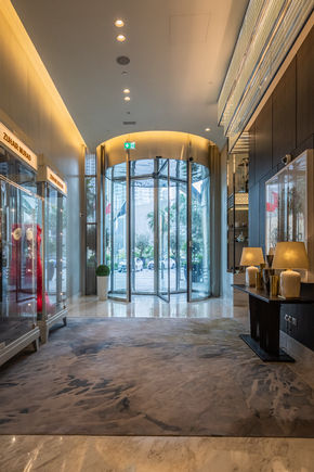 [Translate to English:] The high revolving door makes the entrance area look impressive even from the inside.