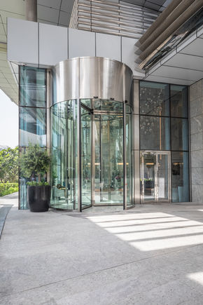 TSA 325 NT-Reihe Steuerungstechnik Besonders hohe Karusselltüranlagen mit schweren Flügeln. Für den hohen Türkomfort sorgt spezielle Antriebstechnologie für Karusselltüren von GEZE.