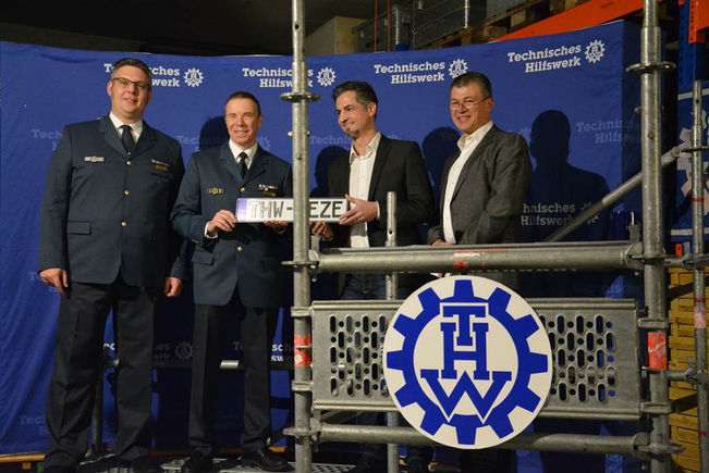  Feierliche Übergabe des Anhängers beim Technischen Hilfswerk in Leonberg. 