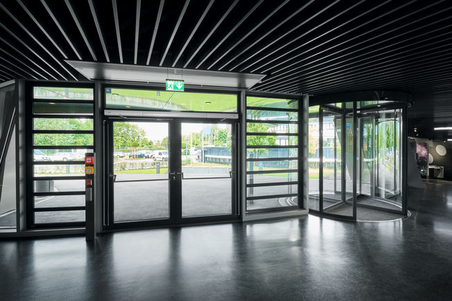 TSA 325 NT RC 2 mit TSA 160 NT-IS/TS Für repräsentative Gebäudeeingänge mit großem Lichteinfall. Die Funktion RC 2 ist nur in der Betriebsart "Nacht" verfügbar, da die Tür keine Fluchtweganforderungen mehr erfüllen muss. Die Innen- und Außentüren haben höchste Sicherheitsanforderungen. Der Drehtürantrieb hat eine Push & Go-Funktion, die  löst nach leichtem manuellen Druck auf das Türblatt die Antriebsautomatik aus.