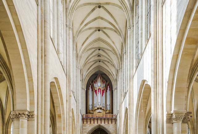 Magdeburg Katedrali'nin İçeriden Görünümü © Stefan Dauth / GEZE GmbH