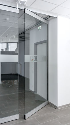 MSW Comfort mit Vertikalverriegelung Die Vertikalverriegelung erhöht den Komfort in der Bedienung des letzten Elementes, bei MSW Anlagen bei denen alle Elemente außerhalb der Anlagenfront geparkt werden sollen. Durch eine einfache und unkomplizierte Drehung der Bedieneinheit wird das Element und die gesamte MSW Anlage verschlossen – einfach, schnell und sicher.