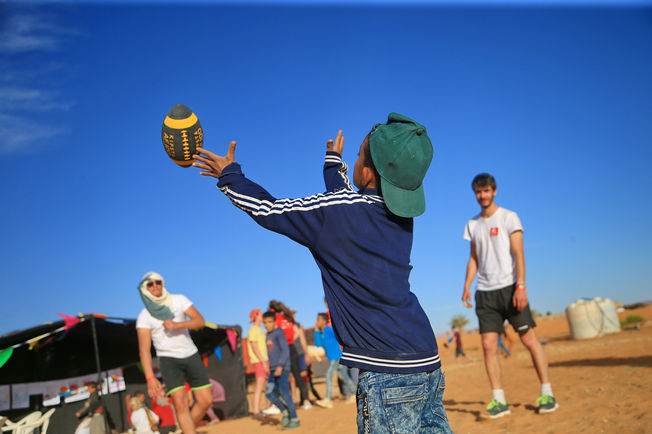 Marokkanische Kinder freuen sich sichtlich über die bei der 4L-Trophy gespendeten Lern- und Spielsachen.