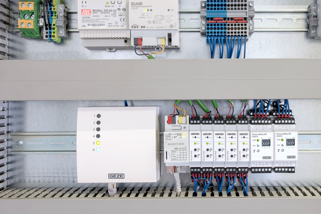  IQ box Safety et autres composants de commande de ventilation dans une armoire électrique.