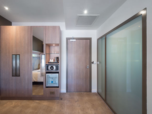 Novotel London Heathrow Sliding doors, door closers or glass partition wall systems – GEZE is turning the Novotel at Heathrow Airport into the new design flagship of the Nine Group.