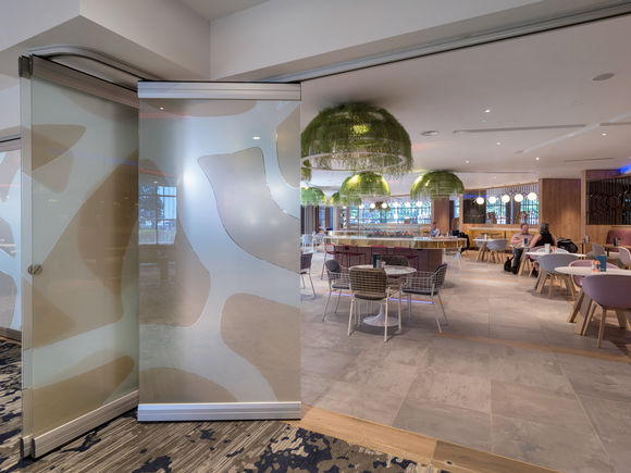Novotel London Heathrow Schiebetüren, Türschließer oder Trennwandsysteme aus Glas – GEZE macht das Novotel am Flughafen Heathrow zum neuen Design-Flaggschiff der Nine Group.