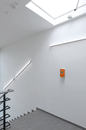 THZ Comfort N4 emergency power control unit, SHEV SHEV emergency power control units enable the coordinated control and release of supply and exhaust air for openings equipped with window drives. A compact solution for safe smoke evacuation in stairwells.