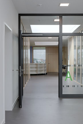 Ferme-porte en applique GEZE TS 5000 R muni d’une unité d'arrêt électrique et d'un détecteur de fumée à l’école primaire de Rheinhausen.
