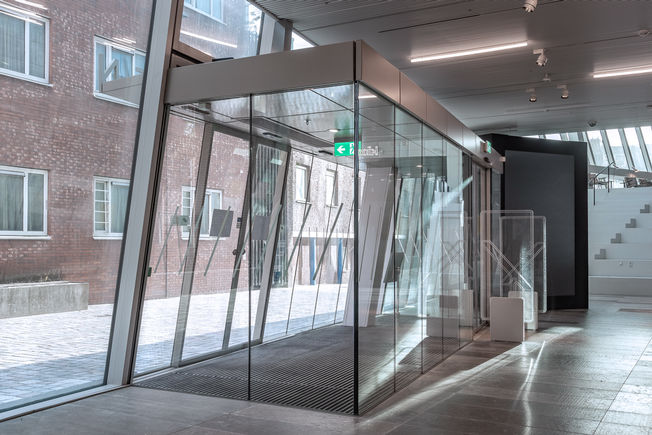 Combination of GEZE Slimdrive SL tilted and Slimdrive SL RC2 in the entrance area of Forum Groningen The sliding door with Slimdrive SL RC2 increases protection against burglary.