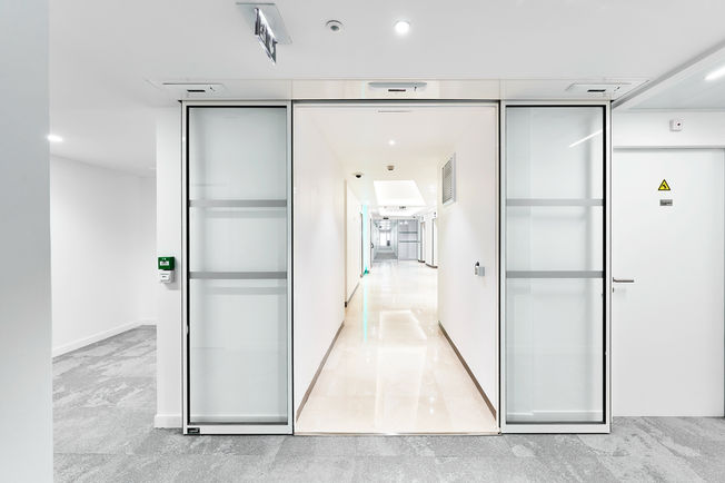 Porte automatique coulissante à 2 vantaux GEZE SL NT