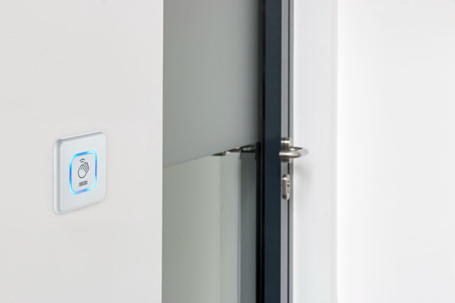 GC 307+ proximity switch With the GC 307+, GEZE offers a radar sensor for the efficient and hygienic activation of automatic doors. Open the door comfortably via a touchless switch at hand level.