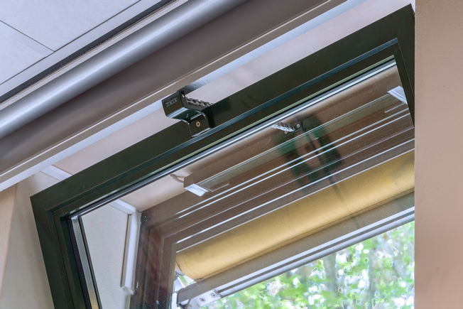 Attuatore a catena Slimchain 24V Soluzione di ventilazione semplice e conveniente: nel liceo Praedinius gli attuatori per finestre sono collegati a sensori di qualità dell'aria e si aprono automaticamente quando la qualità dell'aria diminuisce.