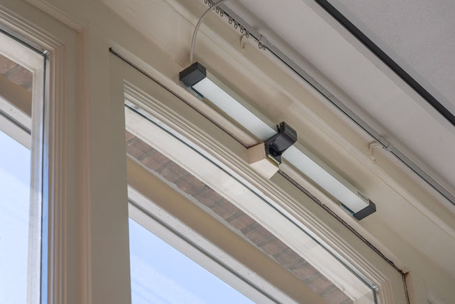 Motor de ventana Slimchain 24V En el instituto Praedinius, los automatismos para ventanas están conectados a sensores de calidad de aire. Así, las ventanas se abrirán automáticamente si se detecta un valor excesivo de CO₂ en la habitación.