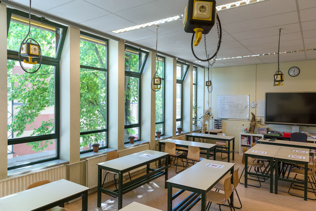 Rozwiązanie wentylacyjne w gimnazjum w Praedinius Automatyczne okna są rozwiązaniem wentylacyjnym przyjaznym dla użytkownika. Systemy okienne można elastycznie zintegrować w technice sterowania budynkiem, tak aby okna otwierały i zamykały się automatycznie o określonych godzinach lub w określonych sytuacjach.