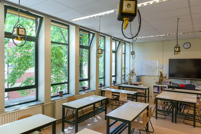 Ventilatieoplossing in het Gymnasium Praedinius Geautomatiseerde ramen zijn een gebruiksvriendelijke ventilatieoplossing. De raamsystemen kunnen flexibel worden geïntegreerd in de gebouwbeheertechniek, zodat de ramen op vastgestelde tijden of in bepaalde situaties automatisch openen en sluiten.
