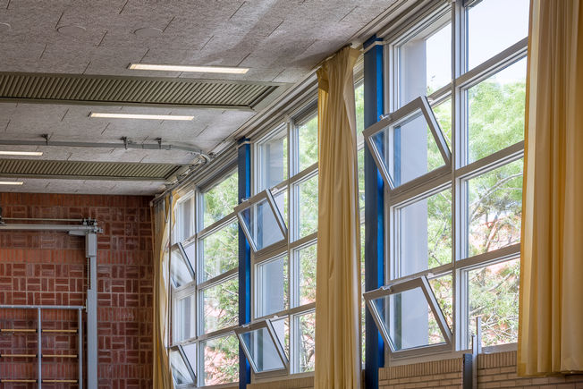 Slimchain 24V fönstermotorer vid Praedinius gymnasium Frisk luft börjar med fönster som öppnas bekvämt. Här är automatiska motorer optimala - kompletta med elektronisk styrning via CO₂-, temperatur-, brand- eller rökdetektorer eller anslutna till fastighetssystemet via KNX.