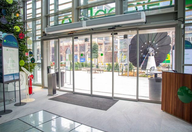 Green Pea shoppingcenter Turin Smarta dörrsystem som Slimdrive SLT-FR minskar värmeförbrukningen i en fastighet.