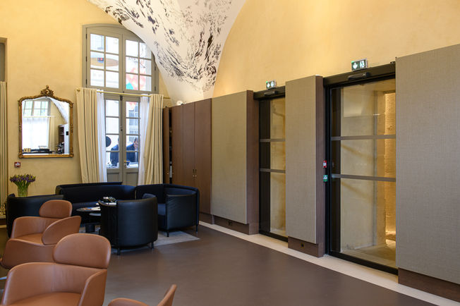 Hôtel Richer de Belleval Montpellier The reception desk and the reception hall, with its sliding door and single leaf ECdrive T2. The barrier-free/access and non-contact entrance area is equipped with the combined detector GC 363.