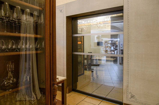 Hôtel Richer de Belleval Montpellier Hygienic and practical at the same time: the ECdrive T2 sliding door to the kitchen is operated with a foot switch.