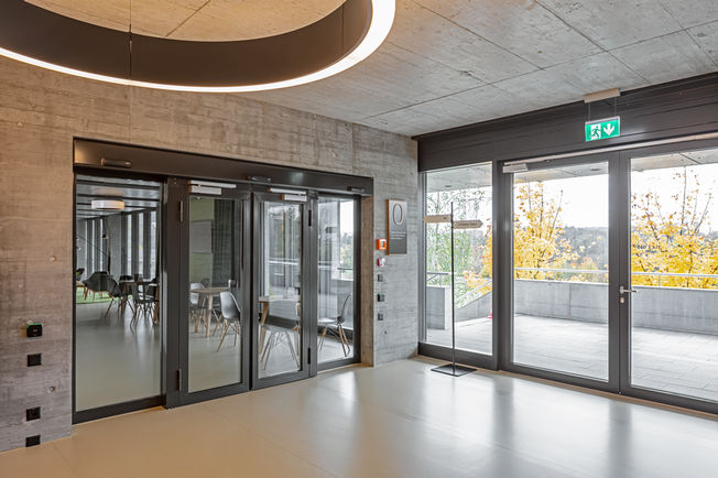 Automatische Schiebetür Powerdrive PL EI30, Athletikzentrum Oym, Schweiz Automatisches Schiebetürsystem für Brandschutztüren mit der Widerstandsklasse EI30