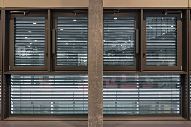Ansicht einer Fensterfront mit Fenstersystemen von GEZE