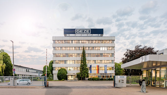Vedere exterioară a clădirii sediului central GEZE Leonberg