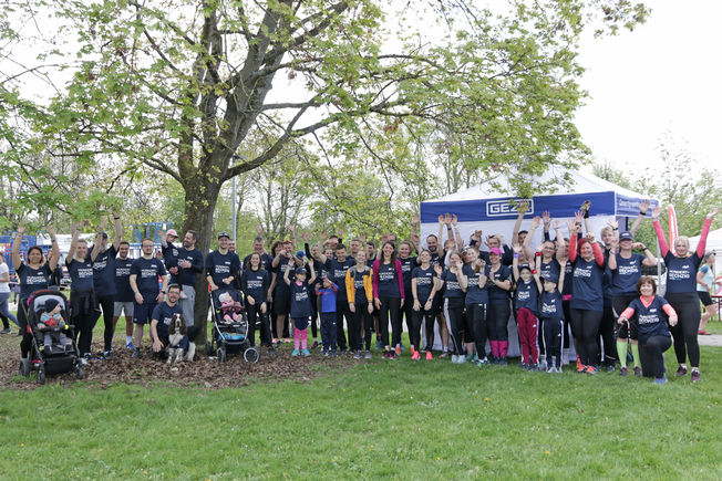 Gruppenbild GEZE Mitarbeiter vor dem Ditzinger Lebenslauf auf der Wiese