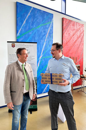 Geschenkübergabe an Minister Hauk