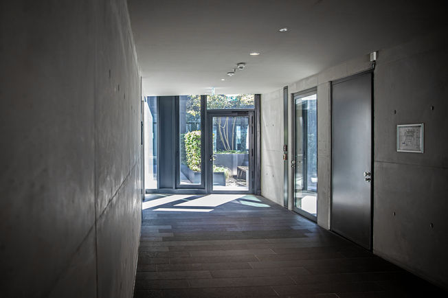 Door closer TS 5000 on an exterior door to the inner courtyard of the Kö-Bogen II Whether installed on interior or exterior doors, the TS 5000 offers proven function & quality. Its timeless design is also available in all RAL colours.