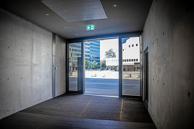Slimdrive SL NT-FR Entrances to shops and offices have been designed to be visually appealing with the sophisticated sliding door drive. It integrates perfectly into the post-rail elements of the spectacular façade of the Kö-Bogen II in Düsseldorf.