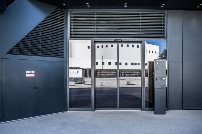 Slimdrive SL NT-FR Ulazi u trgovine i urede dizajnirani su kako bi bili vizualno privlačni sofisticiranim vratima s kliznim pogonom. Savršeno se integrira u elemente spektakularne fasade stup-prečka Kö-Bogen II u Düsseldorfu.