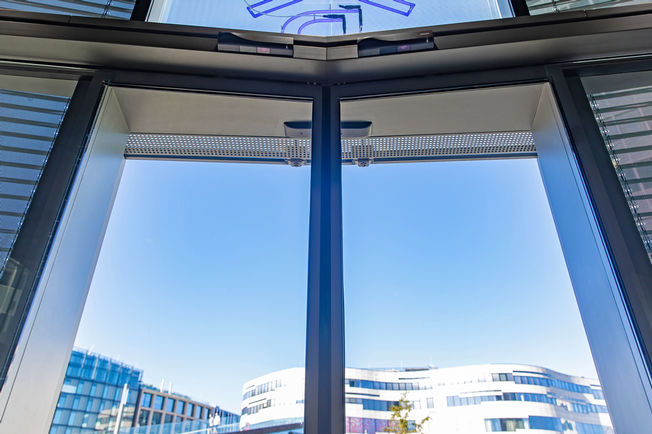 Slimdrive SLV The proven sliding door drive from GEZE ensures standard-compliant protection and a night-time closer, even on angled façade constructions.