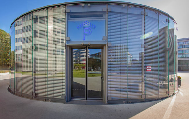 Slimdrive SLV The proven sliding door drive from GEZE ensures standard-compliant protection and a night-time closer, even on angled façade constructions.