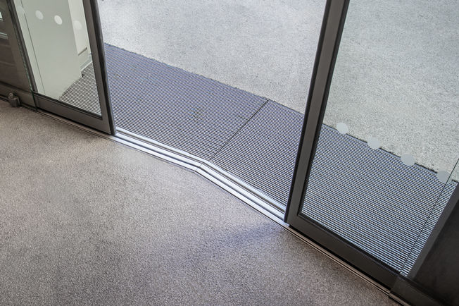 Slimdrive SLV The proven sliding door drive from GEZE ensures standard-compliant protection and a night-time closer, even on angled façade constructions.