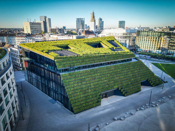 El edificio comercial y de oficinas Kö-Bogen II en Düsseldorf destaca no solo por contar con la mayor fachada verde de Europa: además del certificado DGNB platino, el Kö-Bogen II ha obtenido incluso el certificado diamante, único en el mundo. Un éxito brillante, también para el medio ambiente.